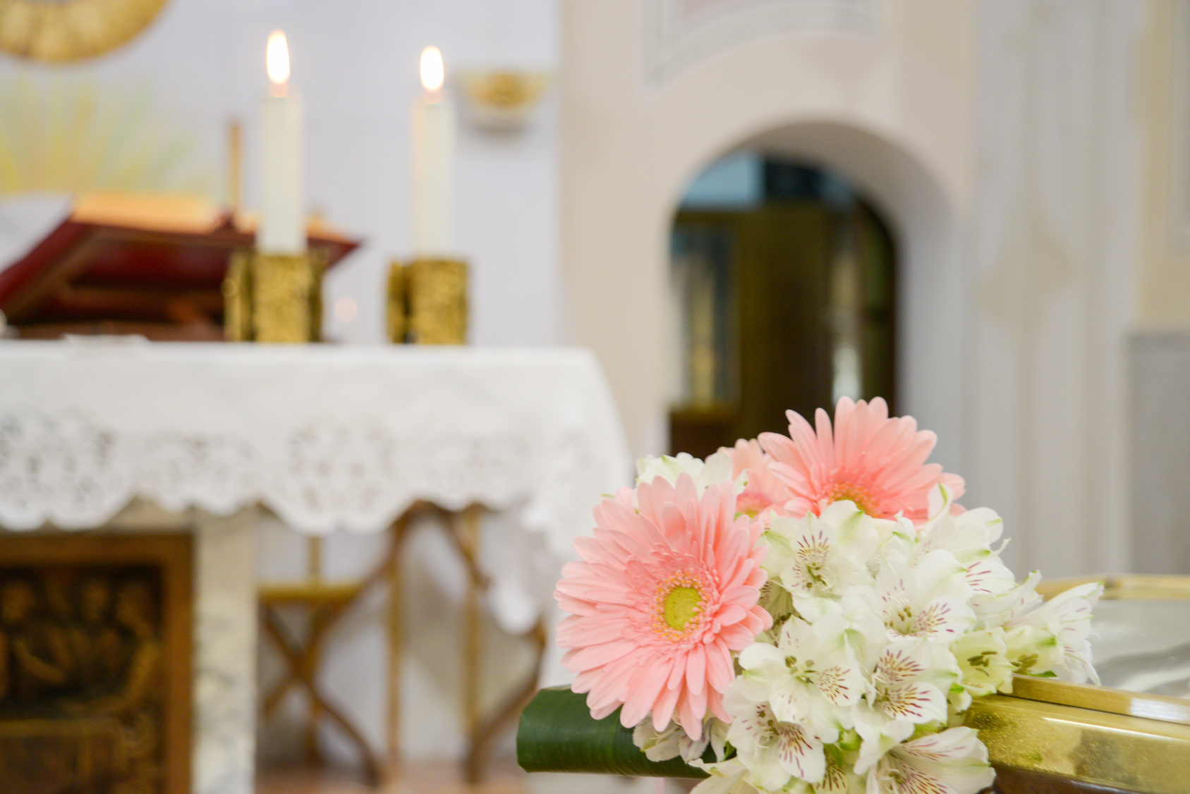 Addobbi funerari in chiesa